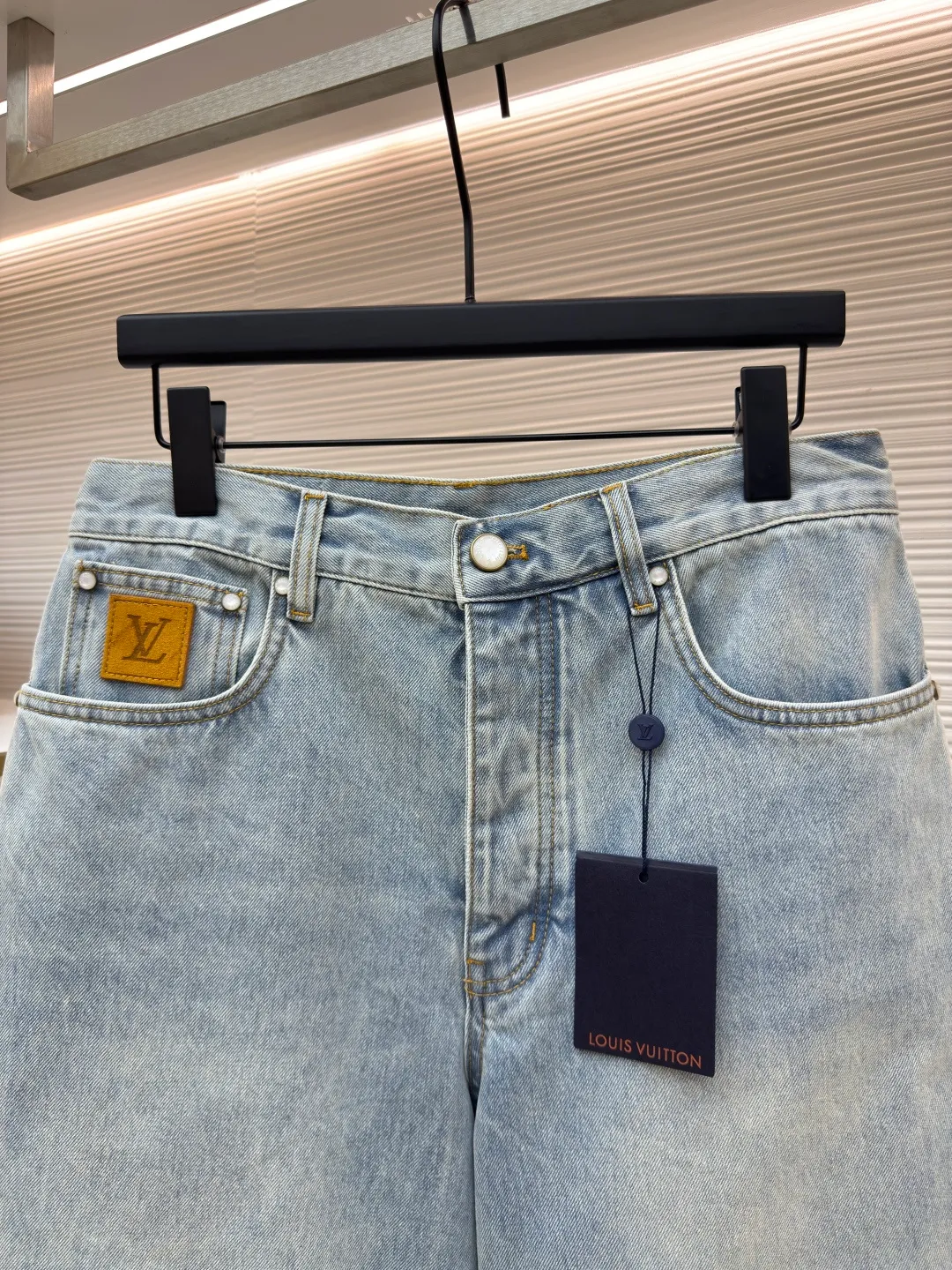 LOUIS VUITTON logo denim shorts ●Authentic product: Purchased and developed by 9350 ●Item number: 1680034-A65 ●Fabric: denim fabric ●Technology: washed production ●Version: fitted version ●Weight: about 540 grams ●Size: 30-32-34-36 ●Description: The fabric is made of 7s*7s twill cotton denim, the weft is made of compact siro-spun raw cotton yarn, and the ready-to-wear is made of fried sand and washed water. , sea salt and sea sand potassium permanganate additives are added to the tank, the flower pattern of the later washing cover is nostalgic color, matching the ancient gold hanging chain on the back collar, and the mold is opened to customize the cylindrical I-shaped buckle made of pearl material to restore ZG quality. The leather tag is made of suede leather with high-temperature stamping of the logo, and the checkerboard leather tag on the back is also made of suede. The pocket embroidery is a needle embroidery process, with double stitching and embroidered logo. The overall wiring is straight and delicate, the fabric is comfortable and soft, and the color is consistent without color difference. It can be matched with the same style to create a fashionable look and control various occasions. Customized accessories, complete with three standards, same style for men and women!